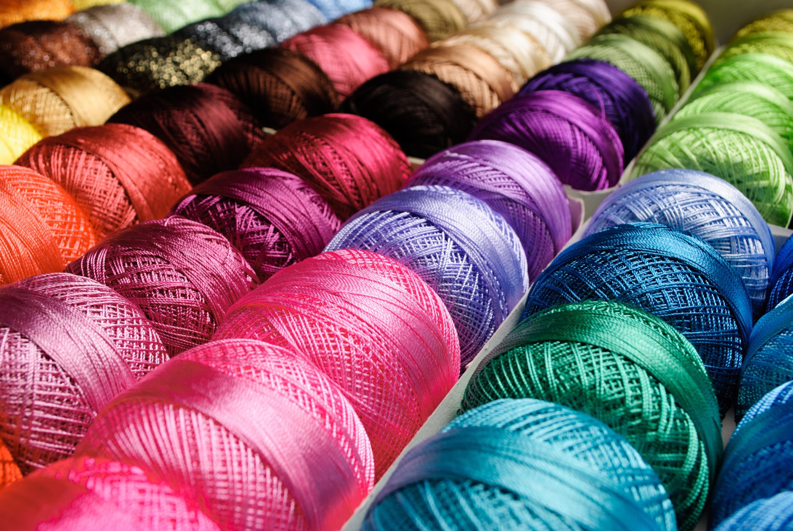 Hilos coloridos artesanales peruanos
